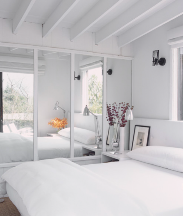 Kamar tidur dengan dinding cermin untuk menciptakan ilusi ruang yang lebih luas